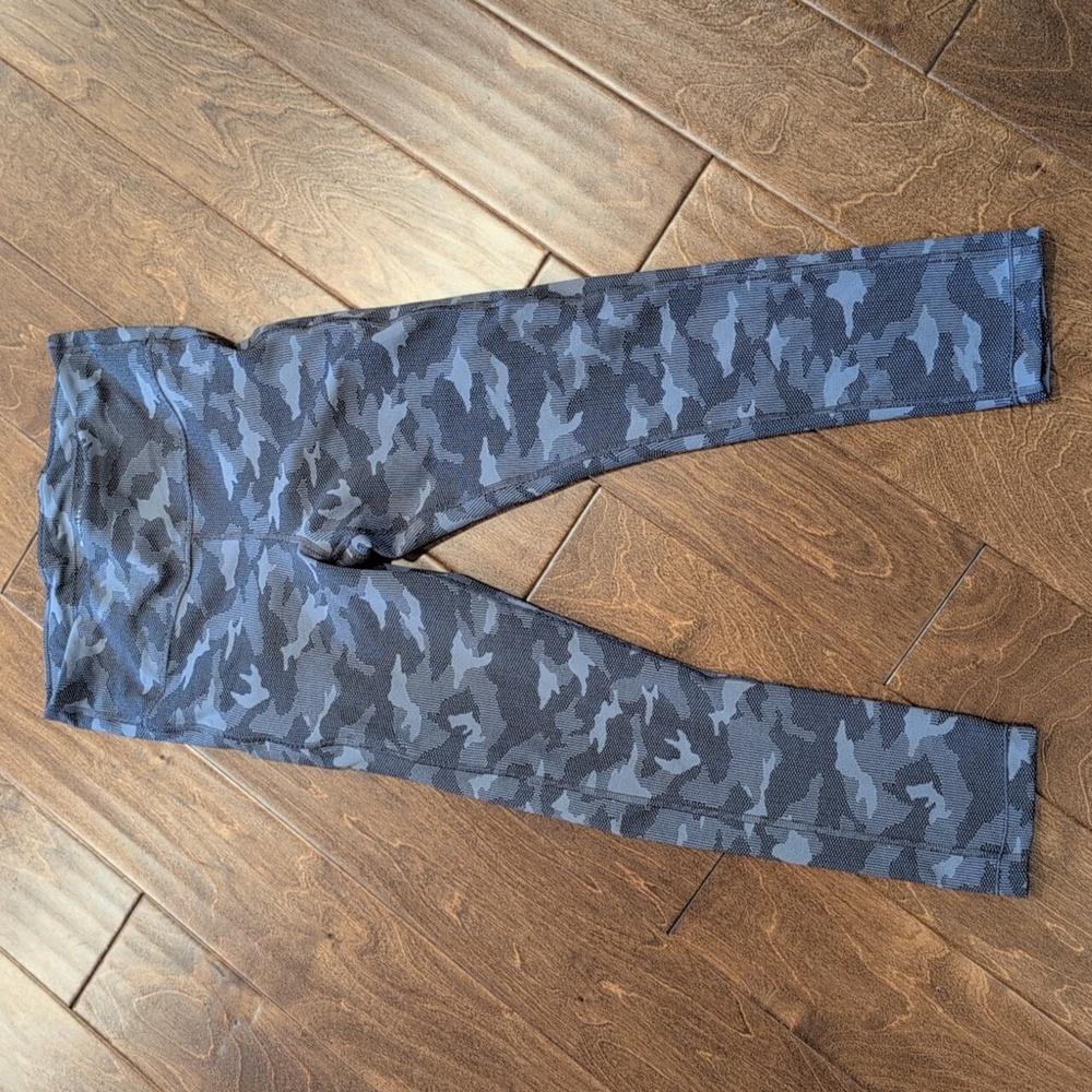 EUC Athleta Ultimate Stash Pocket Texture Camo Capri Purple Sz Medium Tall MT